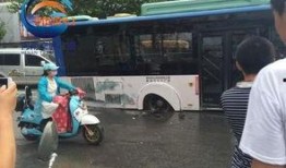 郑州公交车爆料最新,紧急疏散乘客！